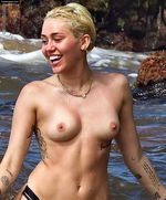 miley cyrus fap mamilos tits breast titties boobs topless nua naked Foto